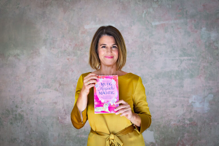 Julia Fabich mit ihrem Buch "Mutig Magisch Mächtig"